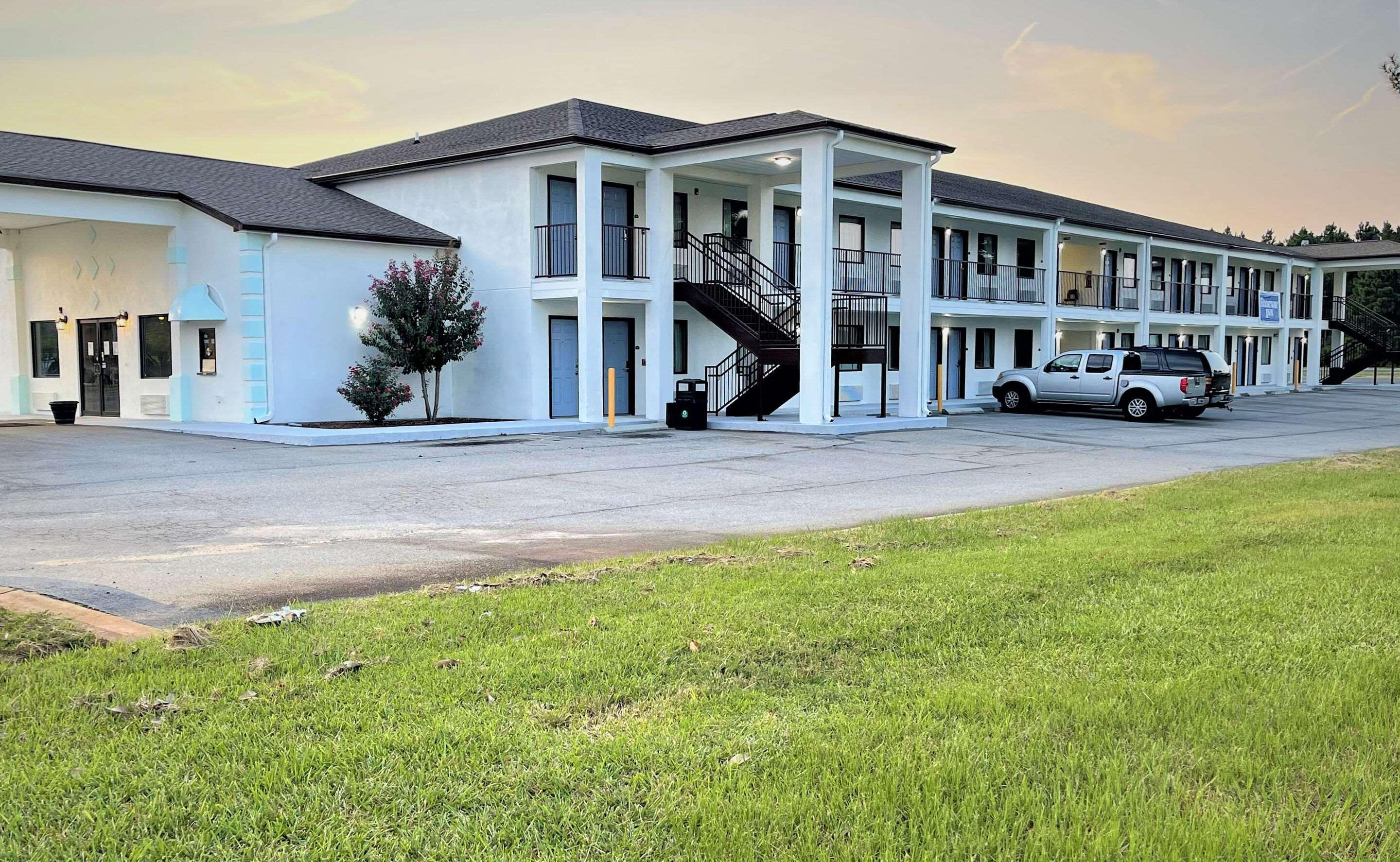 Days Inn Sandersville Exterior photo